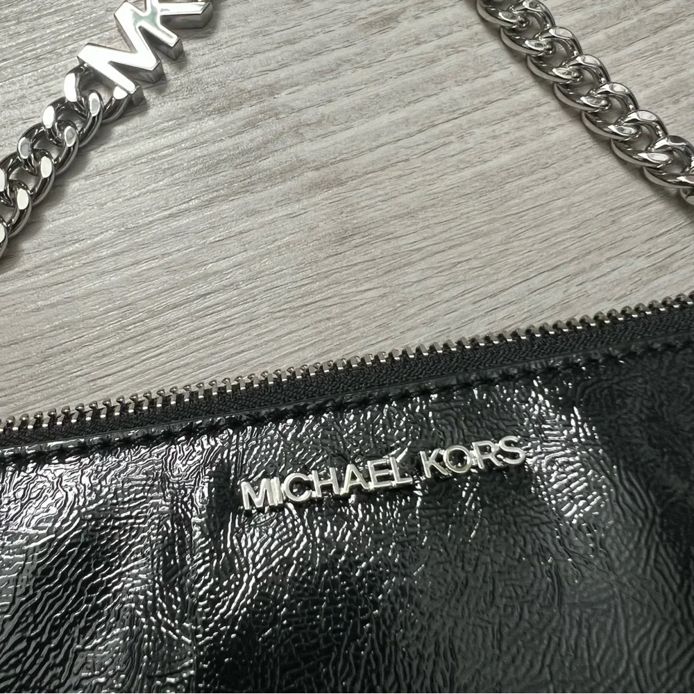 NEW MICHAEL KORS Patent. Pochette Black Logo Chain Bag